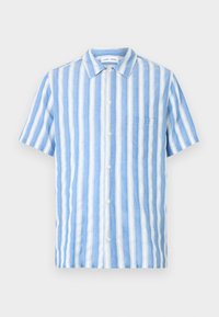 Camicia a maniche corte in blu chiaro e bianco a righe verticali, realizzata in tessuto leggero, con chiusura frontale a bottoni e tasca sul petto.