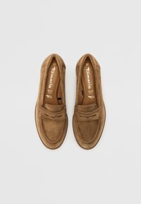 Mocassins slip-on en daim marron avec détails cousus, bouts arrondis et semelles intérieures marquées, taille 37 femme, présentés sur un fond uni clair.