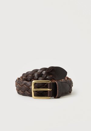 Ceinture en cuir tressé brun foncé avec boucle en métal doré, enroulée sur un fond clair uni.