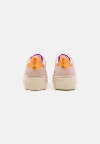 Lys rosa semskede joggesko med en beige gummisåle, med en blank oransje detalj på hælen og en lys rosa innerfor.