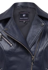 Giacca da motociclista in leather navy con hardware argentato. Presenta un colletto appuntito, cerniera asimmetrica e un'etichetta con la scritta "FELIX HARDY" all'interno.