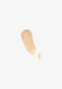 Krämig flytande foundation i en ljus beige nyans, slät textur med en glansig yta, applicerad i en svepform på en vit bakgrund.