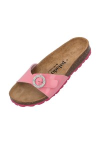 Infradito rosa con una fascia lucida che presenta una fibbia circolare in strass, suola in sughero e suola esterna rosa e testurizzata.