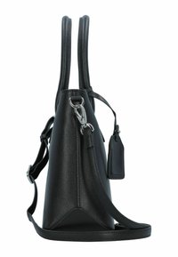 Schwarze Ledertasche mit strukturiertem Design, doppelten Griffen, verstellbarem Gürtel, silberfarbenen Beschlägen und einem rechteckigen Etikett.