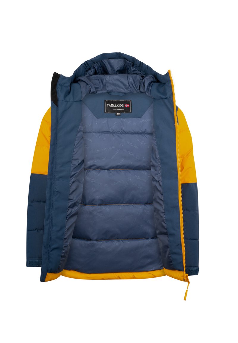 Chaqueta aislante azul y amarilla con frente con cremallera, capucha y interior acolchado. Tejido texturizado con bloques de color en contraste y etiqueta con logo.