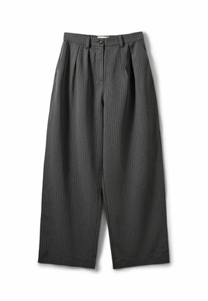 Pantalon large gris foncé à fines rayures, avec plis devant, passants de ceinture, fermeture par bouton et braguette zippée.