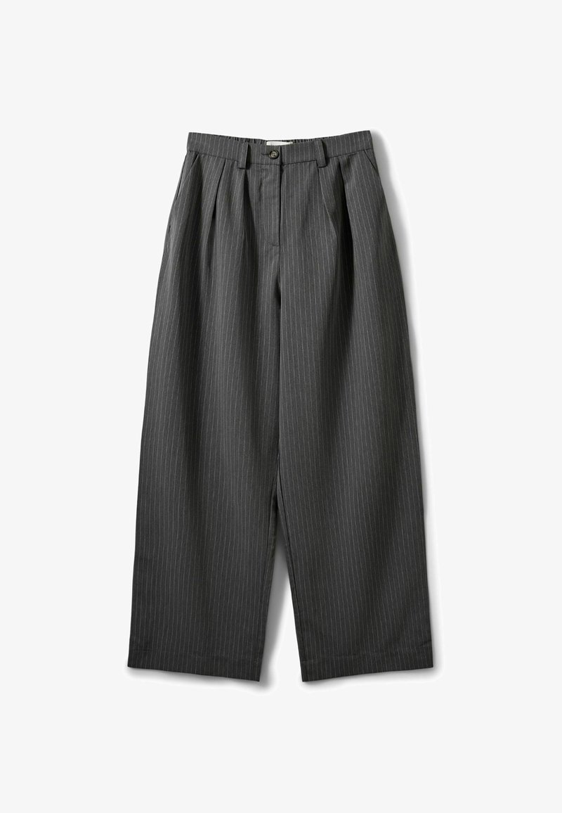 Pantalon large gris foncé à fines rayures, avec plis devant, passants de ceinture, fermeture par bouton et braguette zippée.