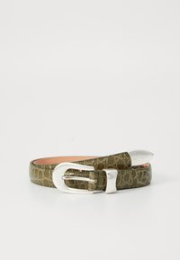 Ceinture olive en texture crocodile avec une boucle et un passant en métal argenté, dotée d'une doublure intérieure lisse.