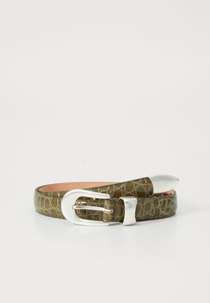 Ceinture olive en texture crocodile avec une boucle et un passant en métal argenté, dotée d'une doublure intérieure lisse.