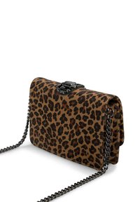 Torebka z tkaniny w leopardzi wzór z czarnym łańcuszkiem i zapięciem ozdobionym klejnotami. Posiada prostokątny kształt i miękką fakturę.