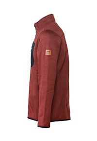 Rote Fleecejacke mit hohem Kragen, zippered Brusttasche, marinefarbigen Akzenten und Lederlogo-Patch auf der linken Schulter.