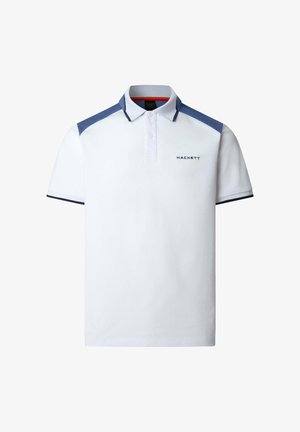 Bijela polo majica s plavim panelima na ramenima, tamnoplavim obrubom na ovratniku i rukavima, plovkom s dva gumba te logotipom "Hackett" na prsima.