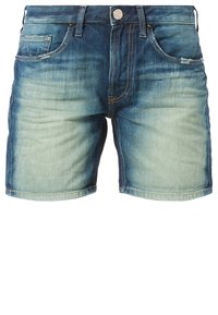 Shorts de denim con un degradado de azul oscuro a azul claro, cinco bolsillos, cierre de botón y detalle de costura a lo largo de las costuras.