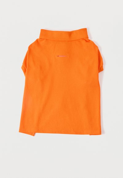 Polo à manches courtes orange vif avec col plié, présenté à plat sur fond blanc.