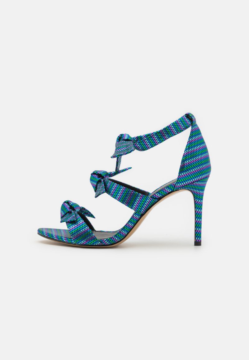 Sandale à talon haut en tissu tissé multicolore, avec des accents de nœud sur les brides. Design ouvert à l'avant avec un talon aiguille fin.