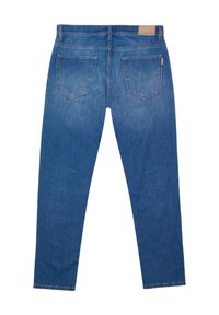 Jeans de mezclilla azul con un diseño de pierna recta, que cuentan con una cintura de tiro medio, dos bolsillos traseros y una etiqueta de cuero en la cinturilla.