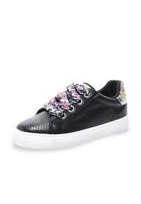 Sneaker nera con punta testurizzata, lacci floreali colorati e un accento metallico sul tallone. Suola in gomma bianca e corpo in pelle liscia.