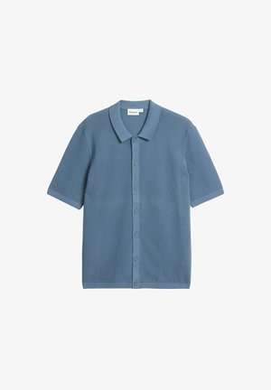 Lyhythihainen, nappikauluspaita teksturoidusta sinisestä kankaasta. Ominaisuutena klassinen kaulus ja kudottu kuosi, nappituki edessä.