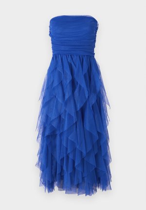 Vestido azul sem alças com um corpete franzido e uma saia de tule em camadas e cascata. O material é leve e texturizado, criando volume.