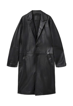 Zwarte leren jas met een gestructureerd ontwerp, twee knopen en twee zijzakken. Voorzien van een kleinere reverskraag en een gladde textuur.