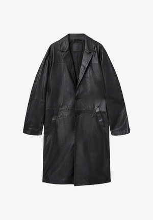 Zwarte leren jas met een gestructureerd ontwerp, twee knopen en twee zijzakken. Voorzien van een kleinere reverskraag en een gladde textuur.