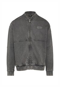 Graue Zip-Jacke aus strukturiertem Material. Sie verfügt über einen Stehkragen, gerippte Bündchen und ein dezentes Logo auf der linken Brust.