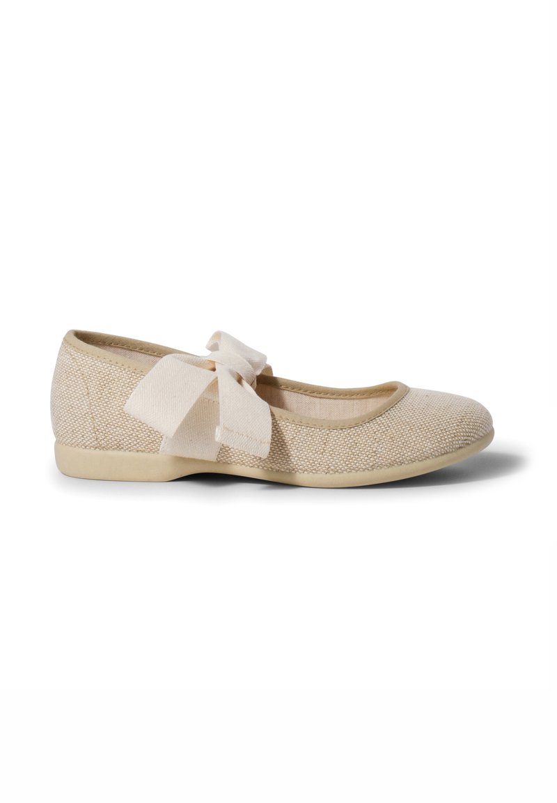 Bailarina en beige claro hecha de tejido texturizado, con puntera redondeada y un lazo decorativo en el lado exterior. Suela flexible.