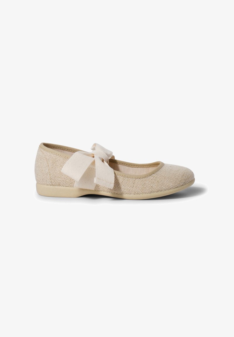 Helle beige Ballerinas aus strukturiertem Stoff, mit einer abgerundeten Spitze und einer dekorativen Schleife an der Außenseite. Flexible Sohle.