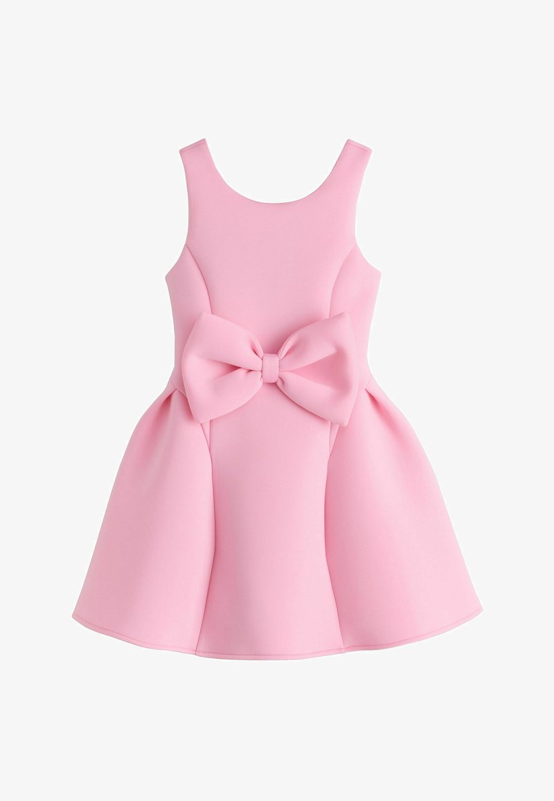 Vaaleanpunainen hihaton mekko, jossa suuri rusettidetaili vyötäröllä ja levenevä helma, suunniteltu nuorille tytöille.