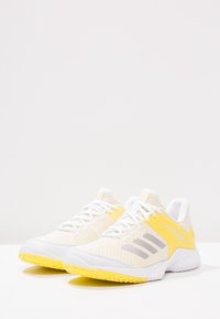 adidas Performance Tennissko til multicourt - yellow