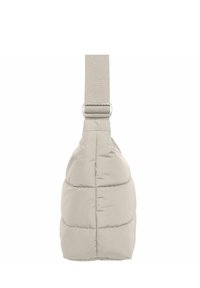 Pequeño bolso cruzado acolchado beige con correa ancha de tela ajustable y hebilla plateada, mostrado de frente sobre un fondo blanco.