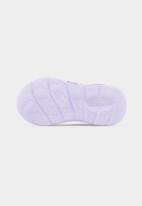 Σόλα μοβ παιδικού αθλητικού παπουτσιού με ανάγλυφες καρδιές, αστέρια και το λογότυπο Skechers σε λευκό φόντο.