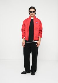 Jacker KAREN UNISEX - Könnyű dzseki - red