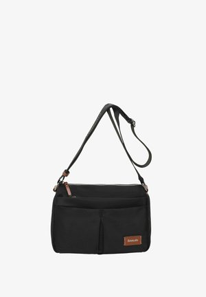 Bolso de hombro de tela negra con dos bolsillos frontales, correa ajustable y un acento de cuero marrón. Presenta un cierre superior con cremallera para un acceso seguro.