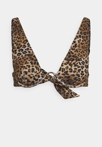 Top de bikini com padrão de onça, apresentando um decote em V profundo, detalhe de laço na frente e tecido macio. As cores principais são castanho e preto com padrões ousados.