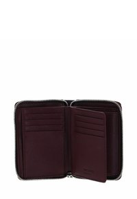 Portefeuille en cuir bordeaux foncé avec fermeture éclair, multiples emplacements pour cartes des deux côtés, et un compartiment à rabat marqué d’une marque à l’intérieur.