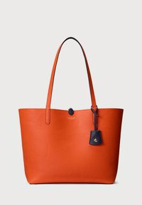 Πορτοκαλί δερμάτινη τσάντα tote με υφασμάτινη υφή και μακριές λαβές. Διαθέτει ναυτικό σήμα με χρυσά γράμματα και κλείσιμο στην κορυφή.