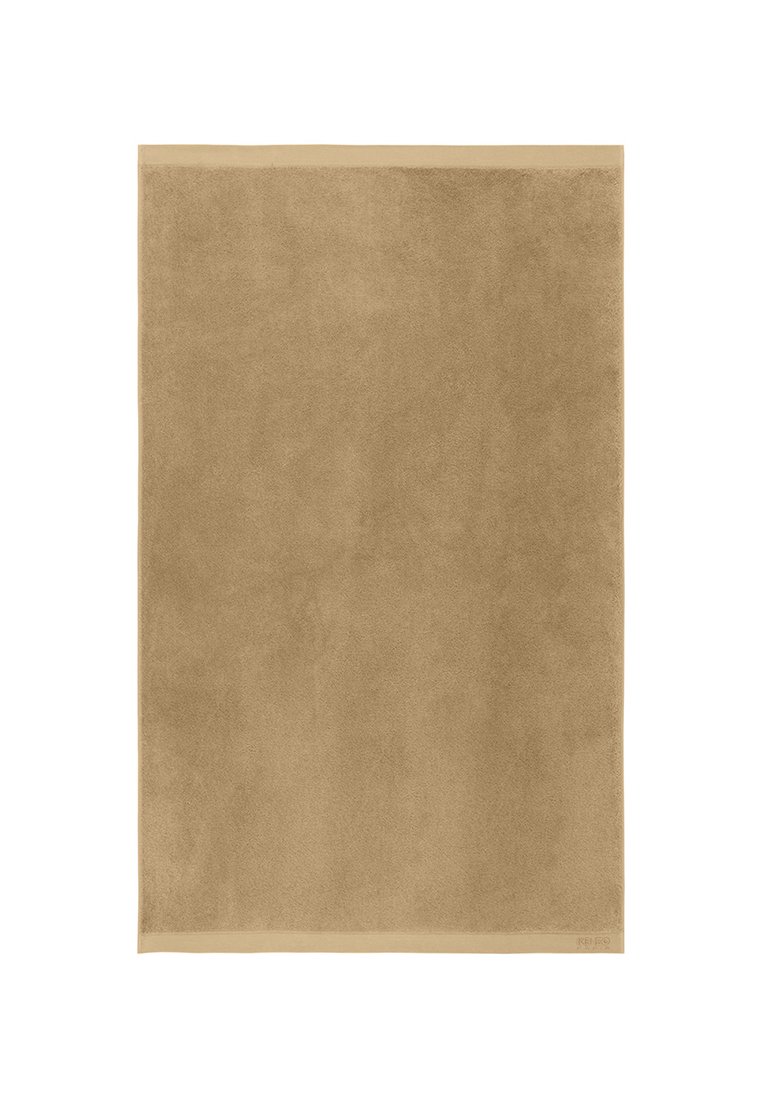 Serviette rectangulaire beige avec une surface douce et texturée et une bordure lisse. Elle présente un éclat subtil, conçue pour l'absorption et le confort.