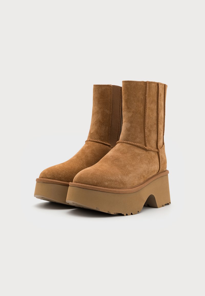 Braune Wildleder-Ankle-Boots mit einer klobigen, strukturierten Plattformsohle und elastischen seitlichen Einsätzen für ein einfaches Anziehen. Mit einer glatten, rundlichen Zehenpartie.