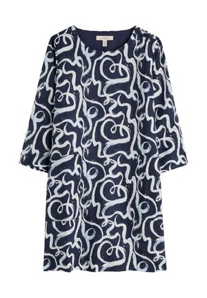 Rochie bleumarin cu croială lejeră, mâneci 3/4, decolteu rotund, nasturi pe umăr și model alb abstract în valuri.