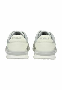 Weiße Ecoalf-Sneaker mit einer glatten Oberseite, gepolstertem Kragen und leichter Gummisohle, die für Komfort und Freizeitkleidung ausgelegt sind.
