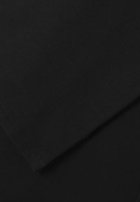 Schwarzer Baumwollstoff mit glatter Textur, der eine klare Naht und einen gefalteten Rand aufweist und eine rechteckige Form bildet.