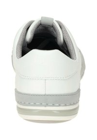 Weiße Sneaker mit grauen Akzenten, ausgestattet mit einem glatten Lederobermaterial, einem gepolsterten Schaft und einer dicken, strukturierten Laufsohle für Unterstützung.