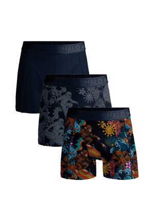 Kolm bokserpükste virnas; ühetooniline must, must hallide surfavate ahvidega ja mitmevärviline ahvidega, kes surfavad koos kaheksajala ja päikesemustritega.