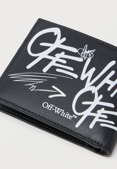Μαύρο δερμάτινο πορτοφόλι με λευκό λογότυπο "Off-White" σε στυλ γκράφιτι και αφηρημένες σχεδιαστικές γραμμές στην μπροστινή επιφάνεια.