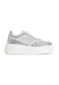 Scarpe da ginnastica argentate scintillanti con una suola bianca spessa, dotate di una tomaia testurizzata, lacci piatti e un design con punta arrotondata.