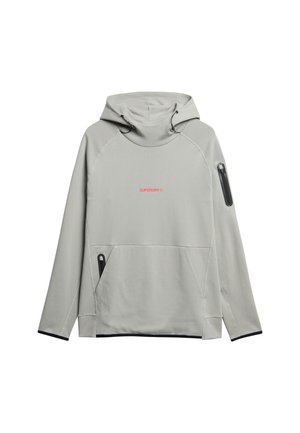 Jasnoszara bluza z kapturem z kieszenią kangurką, czarnymi akcentami i małym czerwonym logiem "SUPERDRY" na piersi. Posiada rękawy raglanowe.