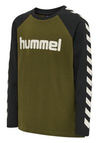 T-shirt à manches longues olive avec des manches raglan noires, arborant un grand logo "hummel" blanc et des rayures diagonales sur les manches.