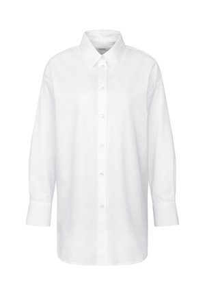 Camicia bianca a maniche lunghe con bottoni, colletto appuntito e polsini, esposta su uno sfondo bianco neutro.