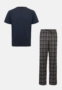 Tamsiai mėlynas trumpomis rankovėmis marškinėlis derinamas su smėlio spalvos ir tamsiai mėlynos languotos pižaminėmis kelnėmis, turinčiomis elastingą liemens juostą ir raištelio detalę.